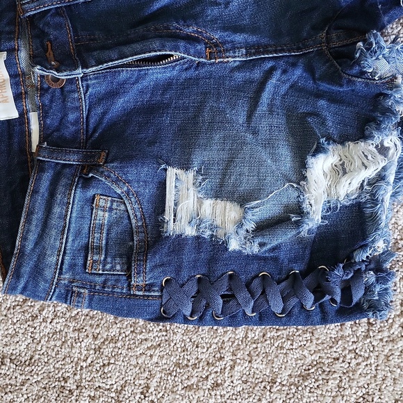 Side lace up jean shorts - Picture 2 of 5